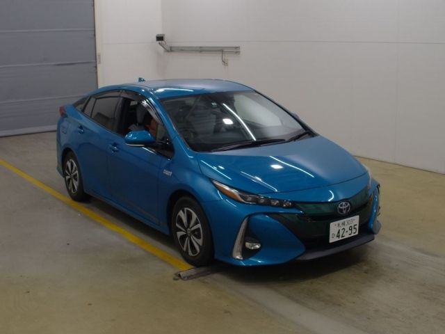 2025 Toyota Prius phv ZVW52 2017 г. (NAA Tokyo)